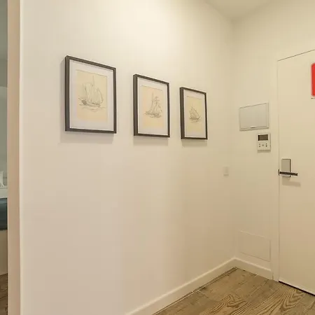 Modern Brand New Centre 2 דירה טורבייחה